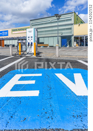 刈谷ハイウェイオアシスEV充電装置のある駐車場 114202552