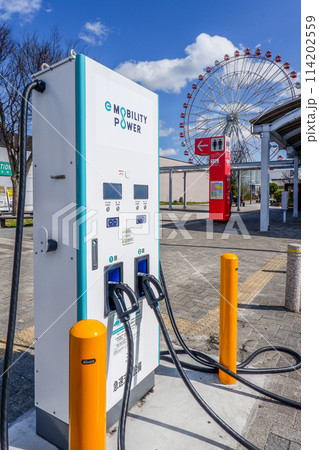 刈谷ハイウェイオアシス駐車場に設置されたEV充電装置 114202559