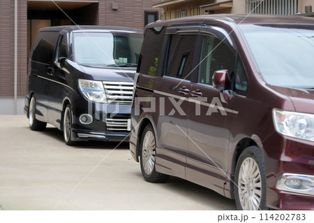 駐車中のミニバン 駐車中のミニバン 114202783