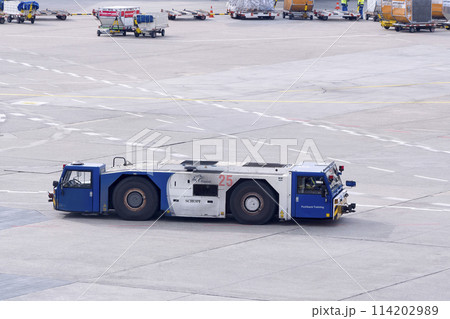 空港のプッシュバックトラクター 114202989