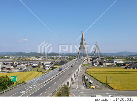 福岡県柳川市とみやま市の間を流れる矢部川に架かる矢部川大橋　日本一の長さのコンクリート製斜張橋 114203033