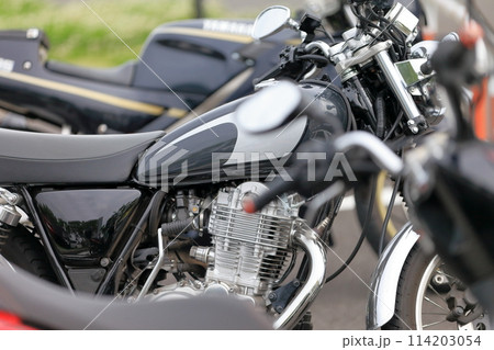 駐輪場のオートバイ 114203054