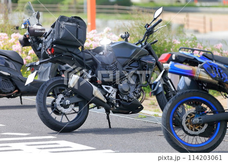 駐輪場のオートバイ 駐輪場のオートバイ 114203061