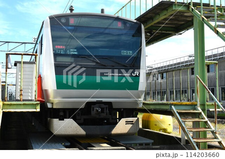 車両基地に停車するE233系7000番台 114203660