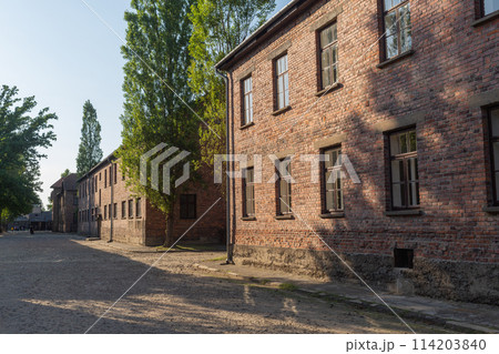 【ポーランド】アウシュビッツ・ビルケナウ強制収容所に立ち並ぶ赤レンガ造りの建物 114203840