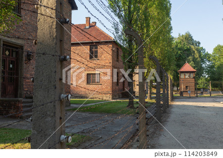 【ポーランド】アウシュビッツ・ビルケナウ強制収容所の有刺鉄線のフェンスに囲まれたレンガ造りの建物 【ポーランド】アウシュビッツ・ビルケナウ強制収容所の有刺鉄線のフェンスに囲まれたレンガ造りの建物 114203849