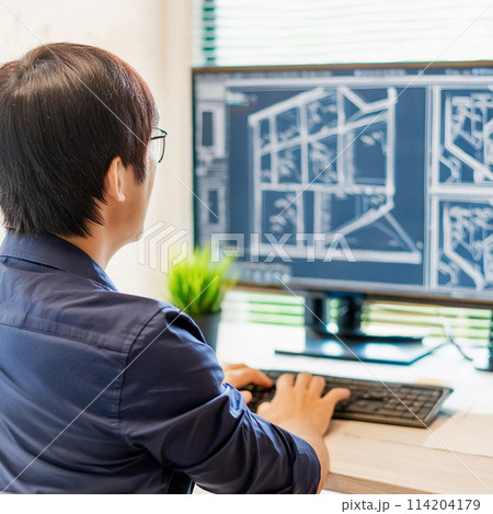 ディスプレイを見ながら建築設計するエンジニア2 114204179