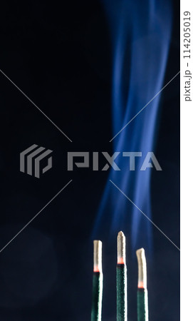 お線香と煙　葬式のイメージ素材 114205019