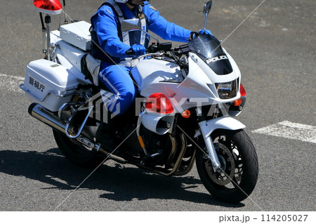 パトロール中の白バイ パトロール中の白バイ 114205027