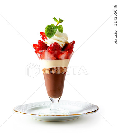 いちごとチョコレートのパフェ 白背景の切り抜き いちごとチョコレートのパフェ 白背景の切り抜き 114205046