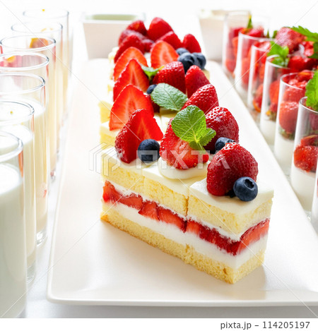 スクエア型の苺のショートケーキ 114205197