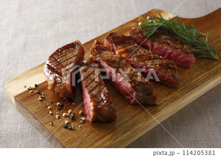 ニュージーランド産グラスフェッドビーフのリブロースステーキ 114205381