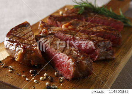 ニュージーランド産グラスフェッドビーフのリブロースステーキ 114205383