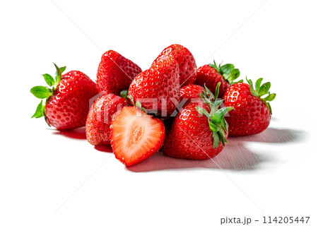 たくさんのフレッシュいちご　白背景の切り抜き 114205447