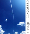 青空を貫く飛行機雲 114205539