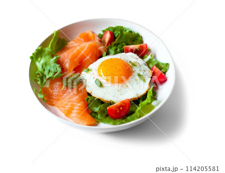 目玉焼きとサーモンとサラダの朝食プレート　白背景の切り抜き 114205581