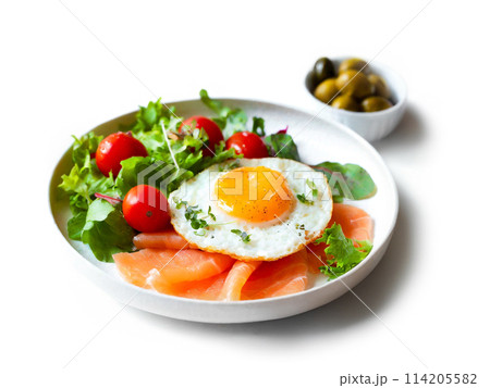 目玉焼きとサーモンとサラダの朝食プレート　白背景の切り抜き 114205582