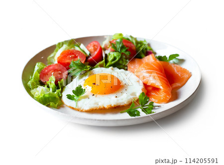 目玉焼きとサーモンとサラダの朝食プレート　白背景の切り抜き 114205591