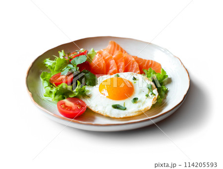 目玉焼きとサーモンとサラダの朝食プレート　白背景の切り抜き 114205593