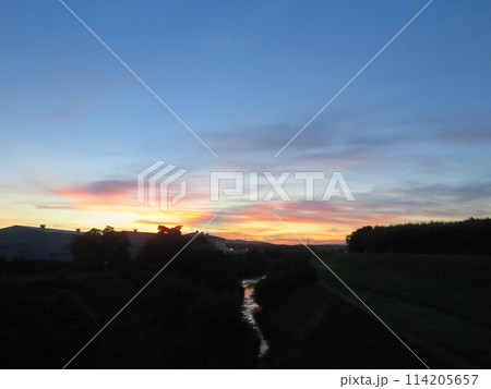 夕暮れの空とシルエット 114205657