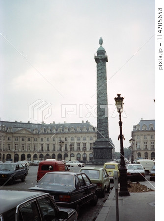古写真　1982年9月　パリ、ヴァンドーム広場の風景 114205658