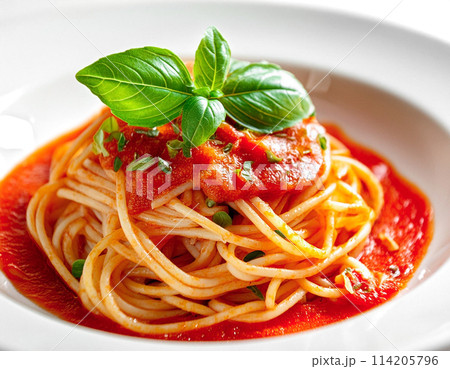 トマトソースとバジルのパスタ 114205796