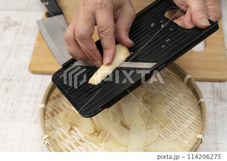 新生姜　スライスする 甘酢漬け　ガリ 114206275