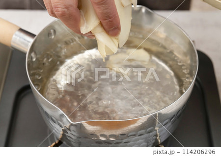 新生姜 甘酢漬けの下処理 生姜を茹でる 114206296