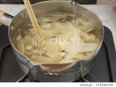 新生姜 甘酢漬けの下処理 生姜を茹でる 114206300