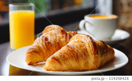 焼き立てクロワッサンとオレンジジュースの朝食のテーブル 114206428