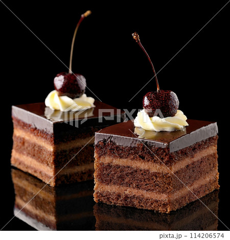 アメリカンチェリーとチョコレートのケーキ　黒背景 114206574