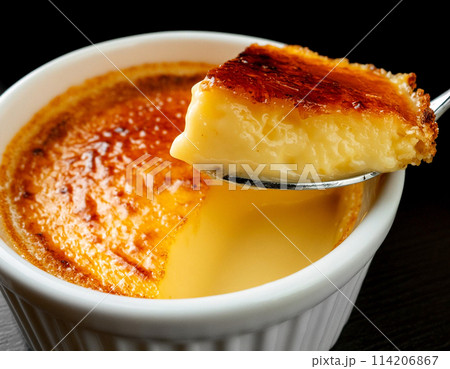 スプーンで掬ったクレームブリュレ　黒背景 114206867