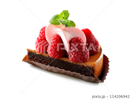 ラズベリーとチョコレートのケーキ 白背景の切り抜き ラズベリーとチョコレートのケーキ 白背景の切り抜き 114206942