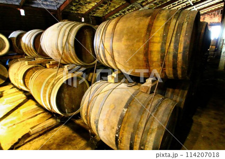 ウイスキーの原酒を熟成・貯蔵する… ウイスキー樽 ウイスキーの原酒を熟成・貯蔵する… ウイスキー樽 114207018