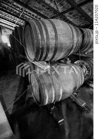 ウイスキーの原酒を熟成・貯蔵する… ウイスキー樽 ウイスキーの原酒を熟成・貯蔵する… ウイスキー樽 114207020