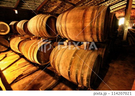 ウイスキーの原酒を熟成・貯蔵する… ウイスキー樽 114207021
