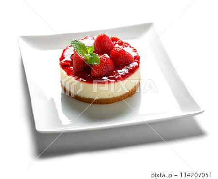 苺のレアチーズケーキ　白背景の切り抜き 114207051
