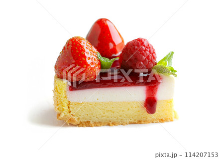 ベリーとクリームのデコレーションケーキ　白背景の切り抜き 114207153