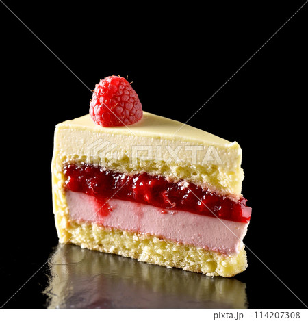 ラズベリーとピスタチオのムースケーキ　黒背景の切り抜き 114207308
