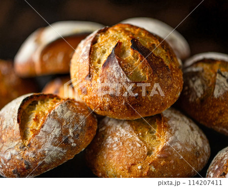 積み上げたフランスパン 積み上げたフランスパン 114207411