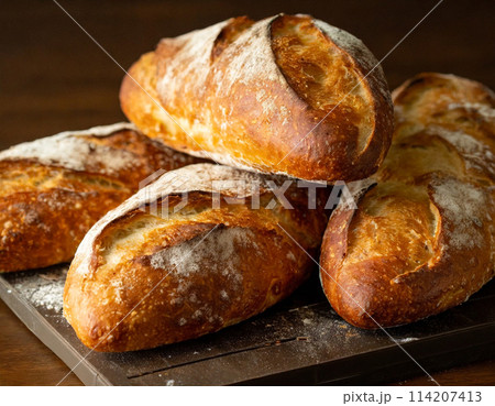 積み上げたフランスパン 積み上げたフランスパン 114207413