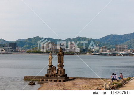 宍道湖・袖師地蔵と松江市中心街(島根県松江市) 宍道湖・袖師地蔵と松江市中心街(島根県松江市) 114207633