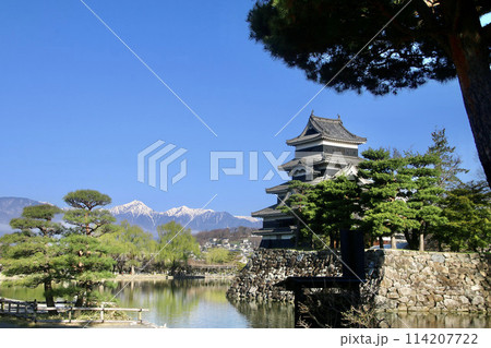 松本城と北アルプス(長野県・松本市) 松本城と北アルプス(長野県・松本市) 114207722