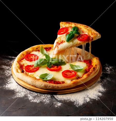 一枚のカットを持ち上げたピザ・マルゲリータ 黒背景 一枚のカットを持ち上げたピザ・マルゲリータ 黒背景 114207950