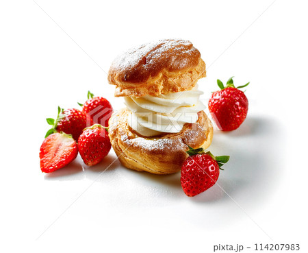 シュークリームとフレッシュ苺　白背景の切り抜き 114207983