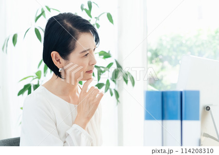 オフィスで考えるビジネスウーマン 114208310