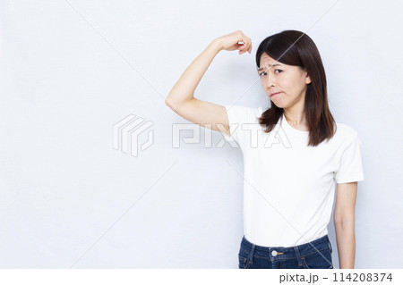 脇汗を気にする女性 114208374