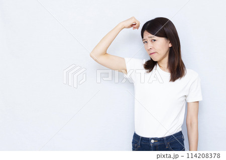 脇汗を気にする女性 114208378