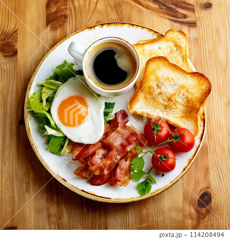 目玉焼きとベーコンとトーストと野菜とコーヒーのモーニングセット 114208494