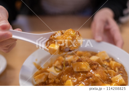 美味しそうな麻婆丼 114208825